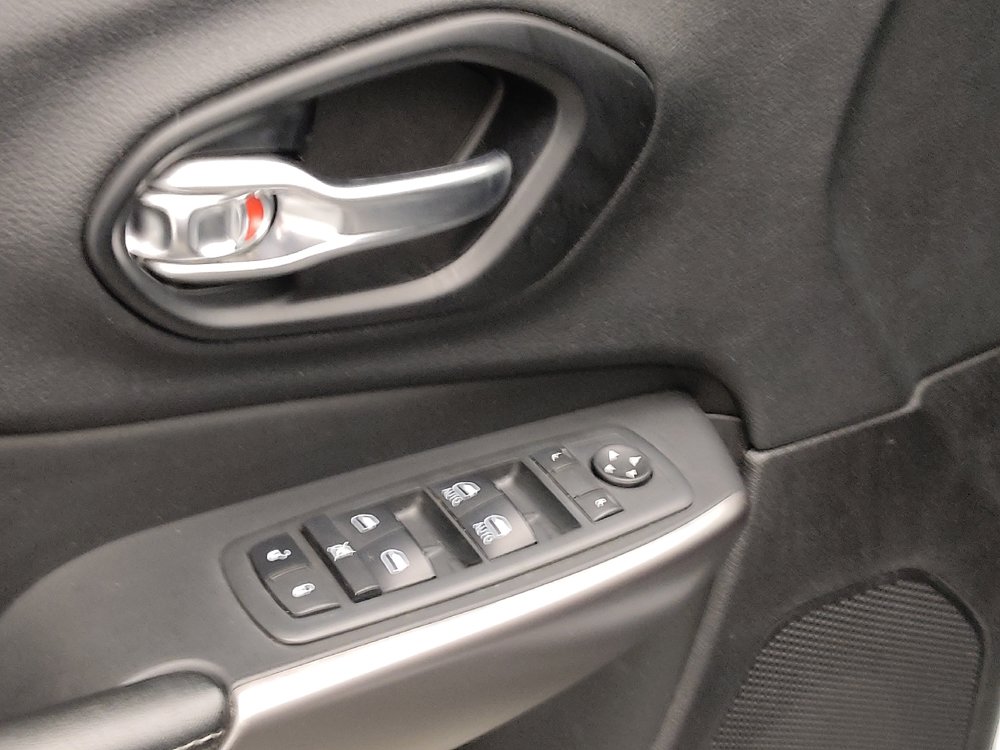 Used 2021 Jeep Cherokee Latitude Lux w/ Comfort/Convenience Group FWD image 27