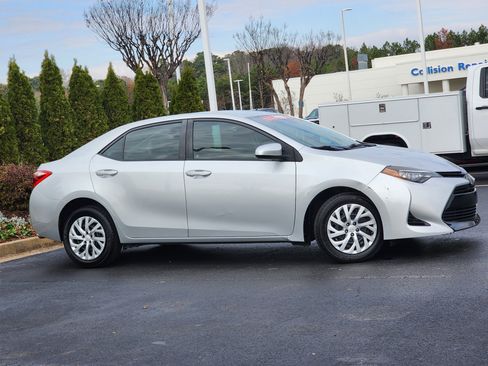 Used 2017 Toyota Corolla LE image 3