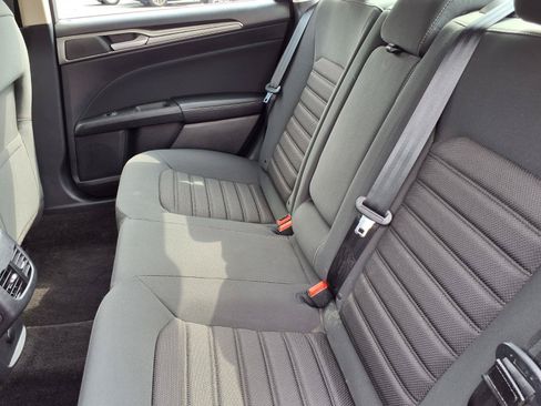 Used 2018 Ford Fusion SE w/ Fusion SE Technology Package FWD image 6