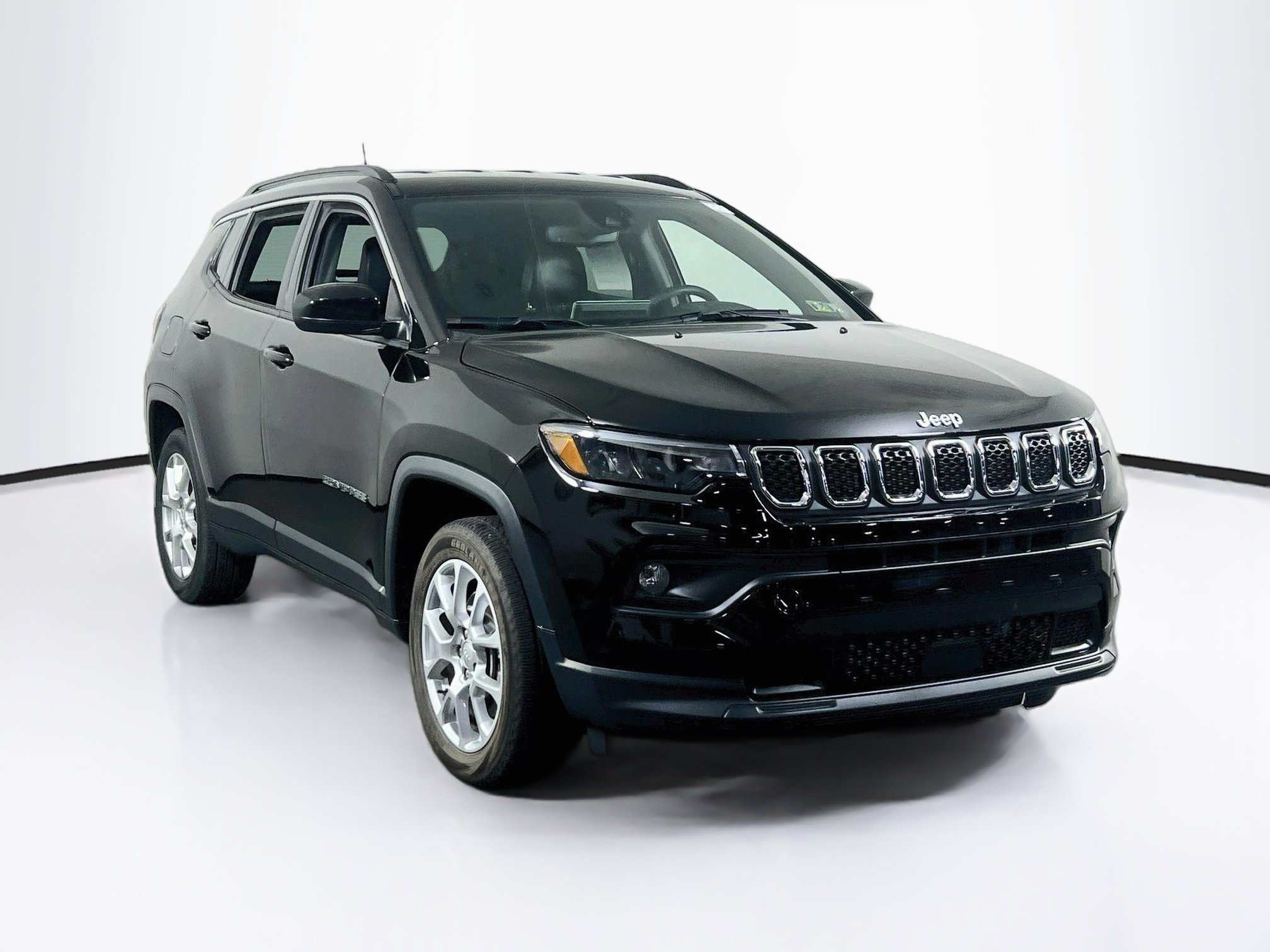 Used 2023 Jeep Compass Latitude AWD/4WD image 3