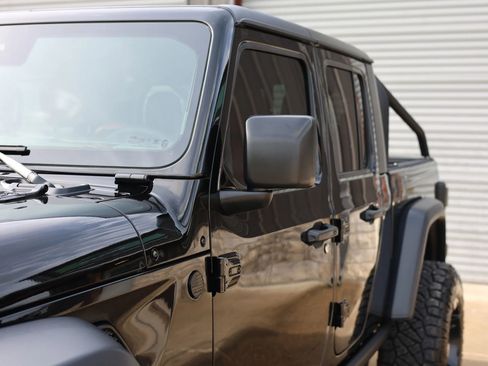 Used 2024 Jeep Gladiator Rubicon w/ Technology Group AWD/4WD image 21
