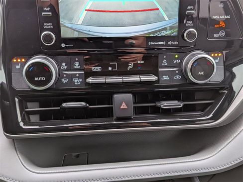 Used 2021 Toyota Highlander XLE image 22