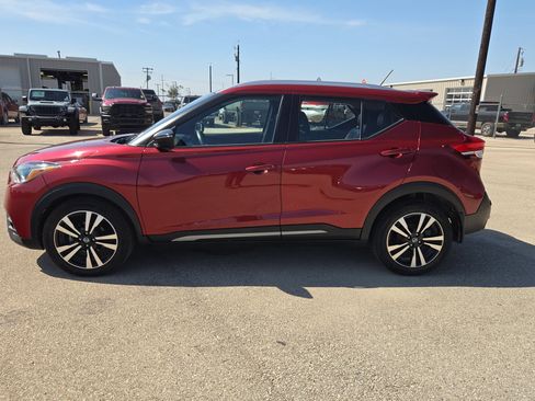 Used 2019 Nissan Kicks SR w/ SR Premium Package FWD image 6
