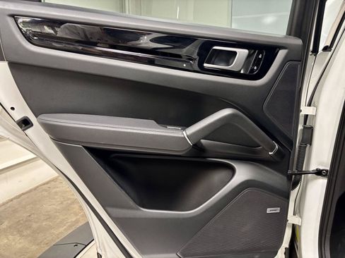 Used 2019 Porsche Cayenne E-Hybrid AWD/4WD image 17