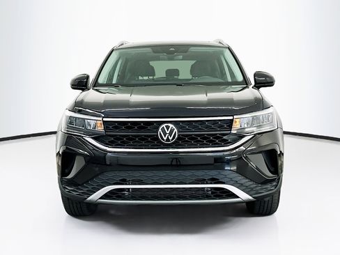 Used 2024 Volkswagen Taos SE w/ Panoramic Sunroof Package image 2