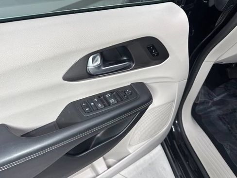 Used 2024 Chrysler Pacifica Touring-L FWD image 12