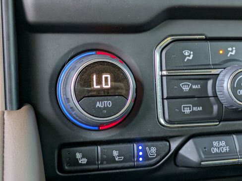 Used 2024 Chevrolet Suburban High Country image 31