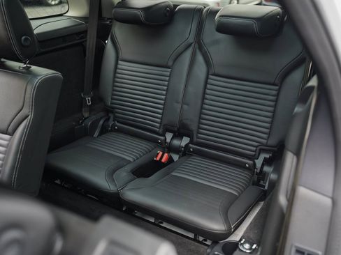 Used 2023 Land Rover Discovery S image 24