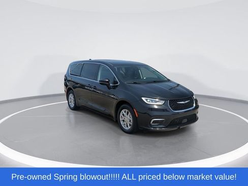 Used 2023 Chrysler Pacifica Touring-L FWD image 2