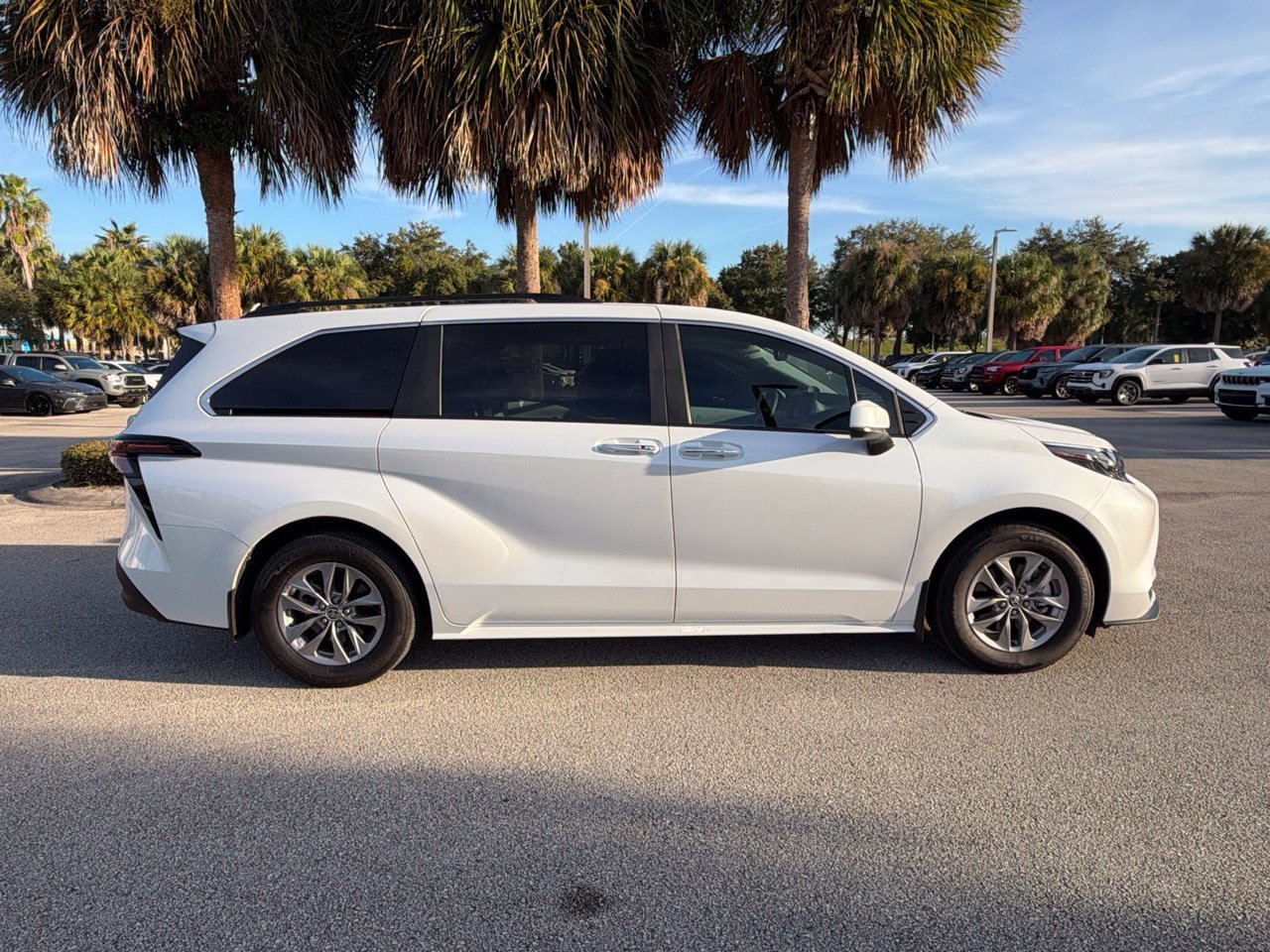 Used 2025 Toyota Sienna XLE w/ XLE Plus Package FWD image 4