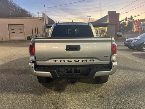 Used 2020 Toyota Tacoma TRD Off-Road w/ Technology Package image 5