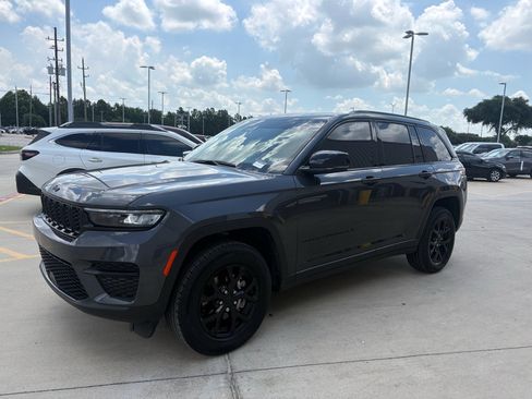 Used 2025 Jeep Grand Cherokee Altitude RWD image 4