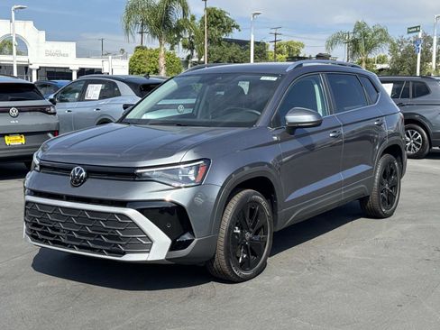 New 2026 Volkswagen Taos SE image 3