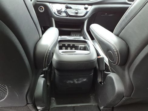 Used 2025 Chrysler Pacifica Limited FWD image 17