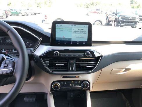 Certified 2022 Ford Escape SE w/ Cold Weather Package image 16