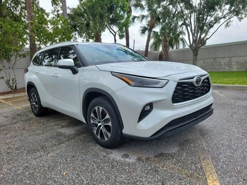 Used 2022 Toyota Highlander XLE FWD image 1