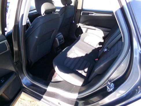 Used 2017 Ford Fusion SE w/ Fusion SE Technology Package image 17