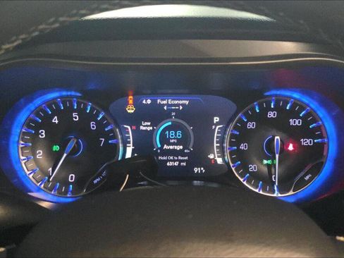 Used 2024 Chrysler Pacifica Touring-L FWD image 5