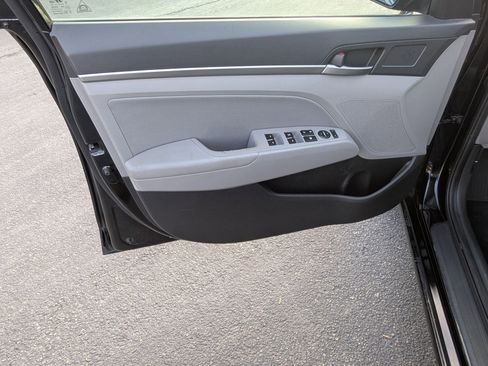 Used 2017 Hyundai Elantra SE image 14