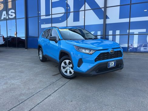 Used 2021 Toyota RAV4 LE image 4