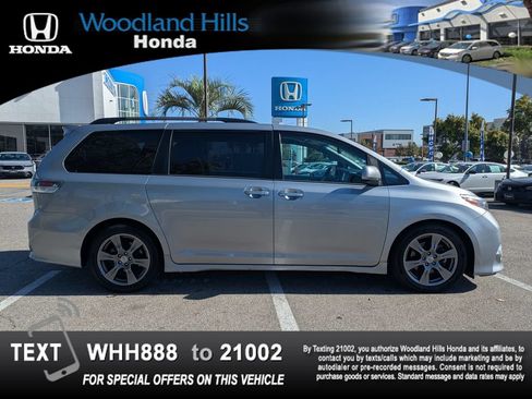 Used 2017 Toyota Sienna SE Premium FWD image 4