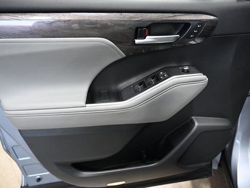 Used 2023 Toyota Highlander Limited image 29