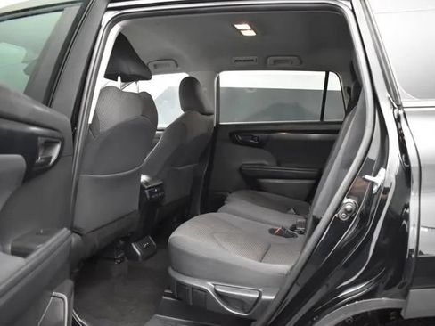 Used 2025 Toyota Highlander LE FWD image 16