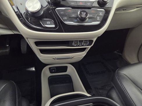 Certified 2024 Chrysler Pacifica Touring-L image 17