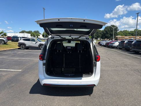 Used 2025 Chrysler Pacifica Select FWD image 24