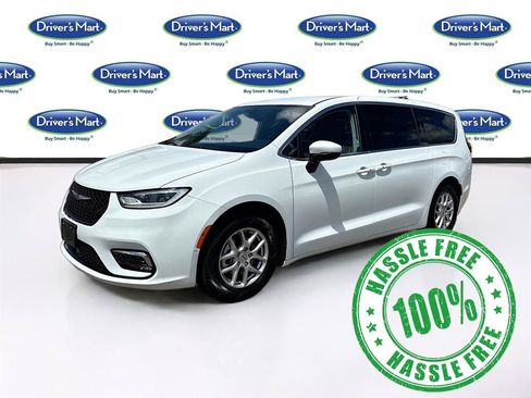 Used 2023 Chrysler Pacifica Touring-L FWD image 3