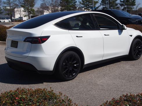 Used 2024 Tesla Model Y Long Range image 8