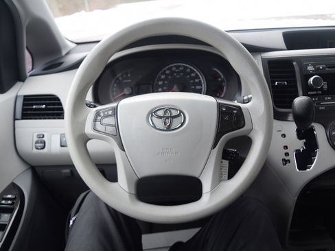 Used 2012 Toyota Sienna LE image 4