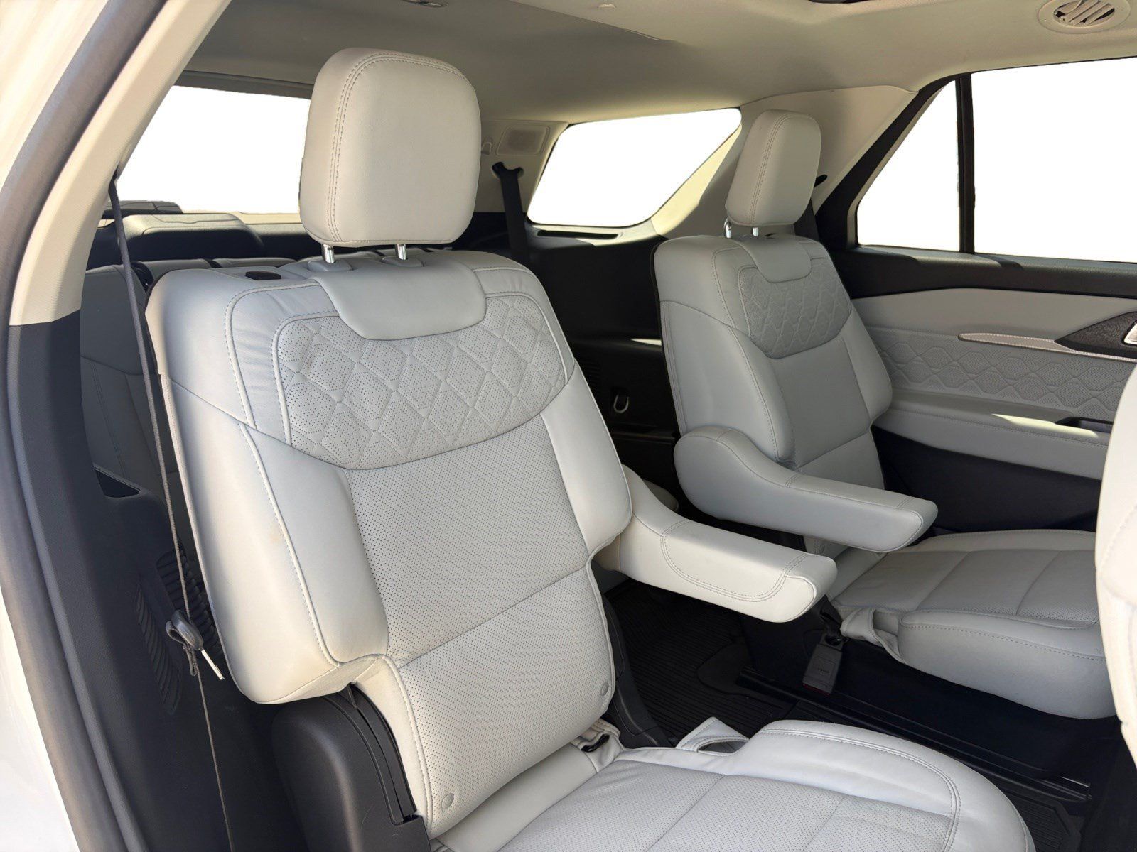 Used 2025 Ford Explorer Platinum w/ LUX Leather Package AWD/4WD image 22