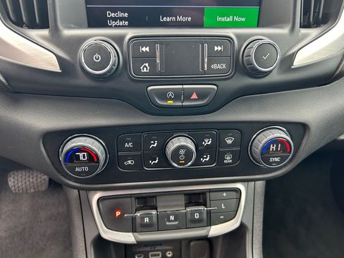 Used 2024 GMC Terrain SLT image 14