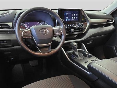 Used 2023 Toyota Highlander L image 17