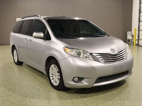Used 2017 Toyota Sienna XLE Premium FWD image 1