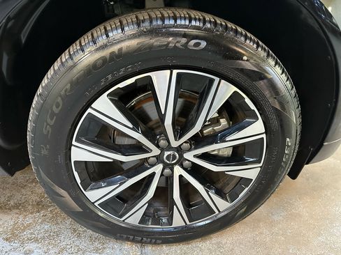 Used 2025 Volvo XC60 B5 Plus image 23