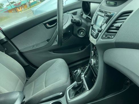 Used 2016 Hyundai Elantra SE w/ Option Group 02 FWD image 4