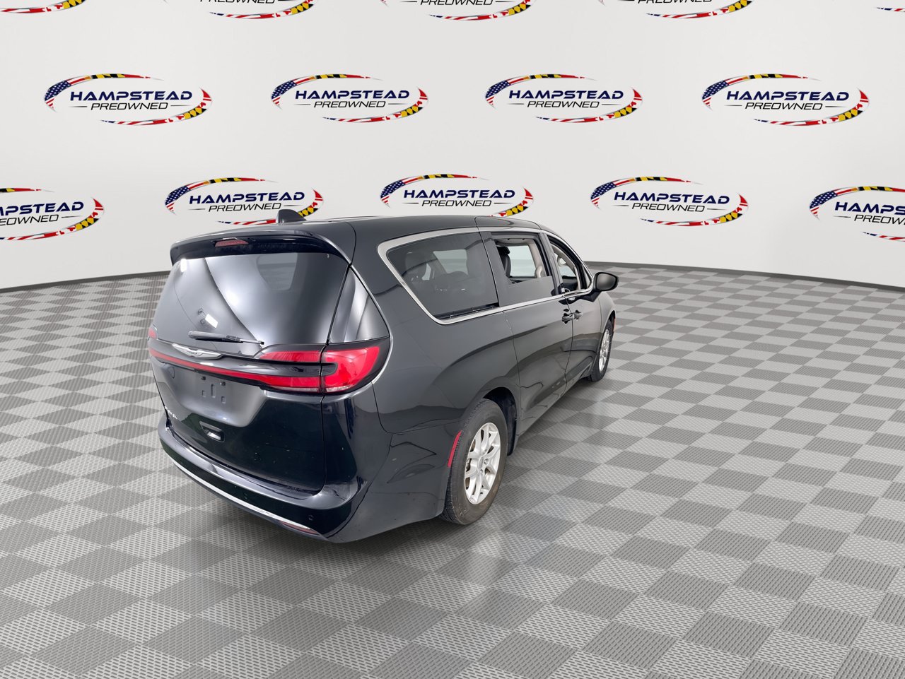 Used 2023 Chrysler Pacifica Touring-L FWD image 8