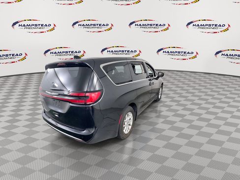 Used 2023 Chrysler Pacifica Touring-L FWD image 8