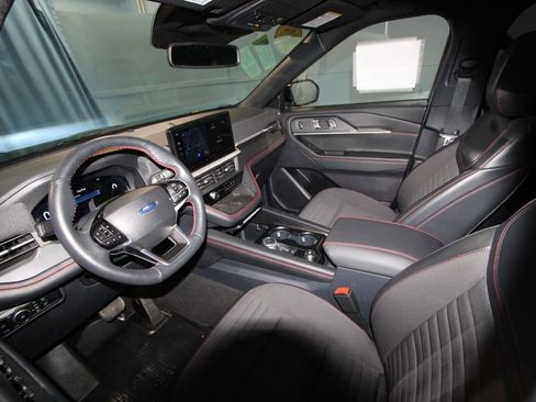 Used 2025 Ford Explorer ST-Line w/ Premium Package image 2