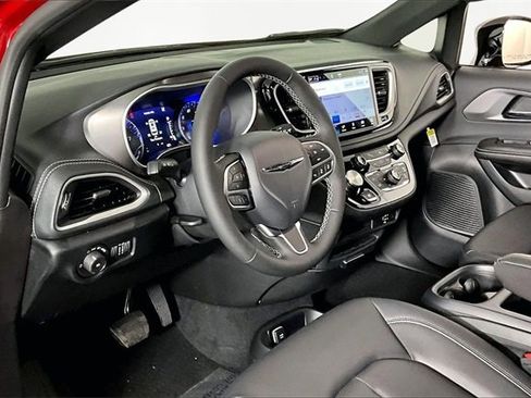 New 2026 Chrysler Pacifica Select image 8