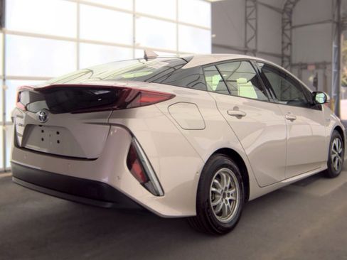 Used 2017 Toyota Prius Prime Advanced FWD image 7