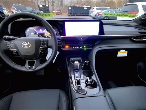 New 2025 Toyota Crown Signia image 5