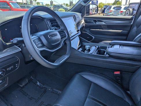 Used 2023 Jeep Wagoneer Series II w/ Flexible Seating Group AWD/4WD image 16