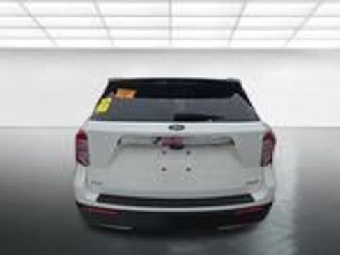 Used 2022 Ford Explorer XLT w/ Equipment Group 202A image 3