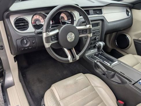 Used 2010 Ford Mustang Convertible image 10