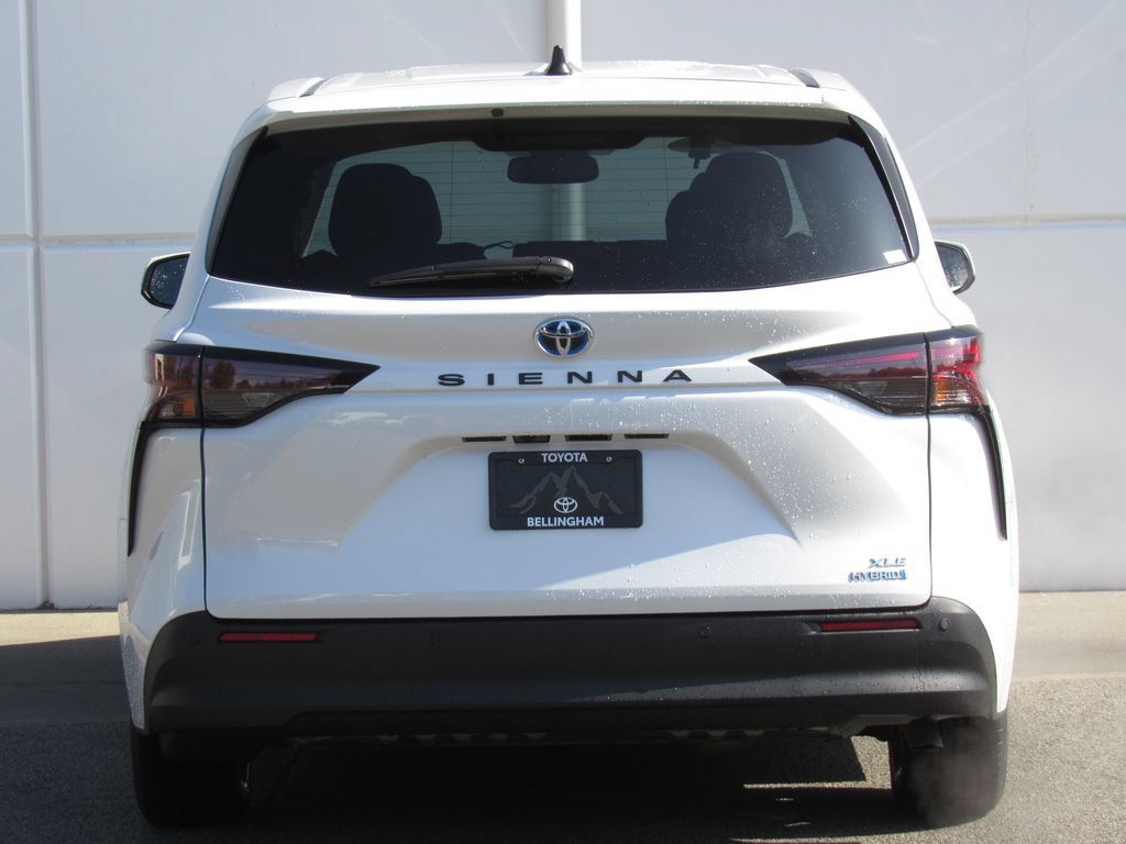 Certified 2024 Toyota Sienna XLE FWD image 7