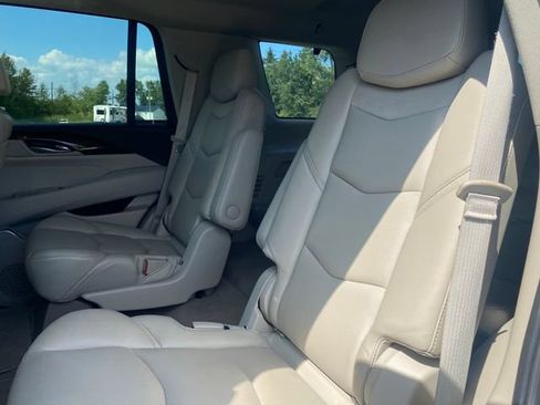 Used 2017 Cadillac Escalade Luxury AWD/4WD image 19