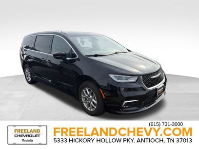 Used 2025 Chrysler Pacifica Select